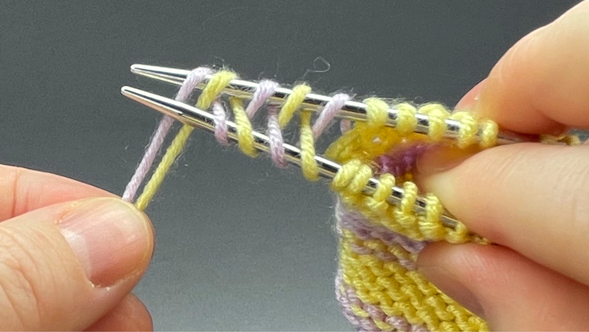 Как менять цвет пряжи при вязании спицами. "набор петель". Узор с вытянутыми петлями для вязания. Вязание спицами двумя рядами. Вязание двухцветные узоры.