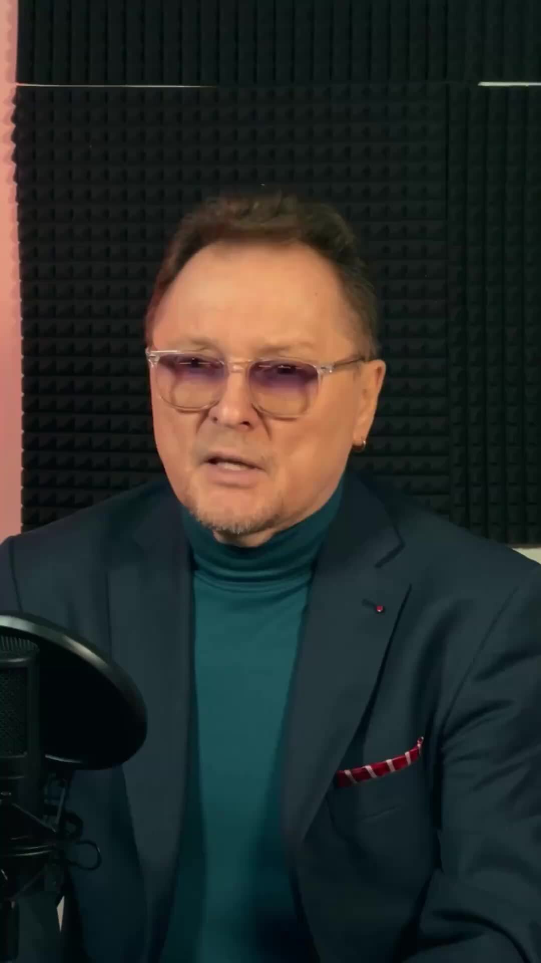 кошачьи глаза на черном фоне. черный экран с белыми точками. черный кот на черном фоне. страшные глаза на черном фоне. черная кошка в темноте.