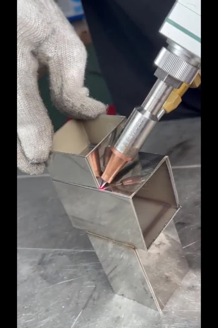 Сварка профильной трубы под углом 90 градусов. Сварка профтрубы +40x20. Сварка профильной трубы 2 мм инвертором. Сварить профиль. Сварить профиль.