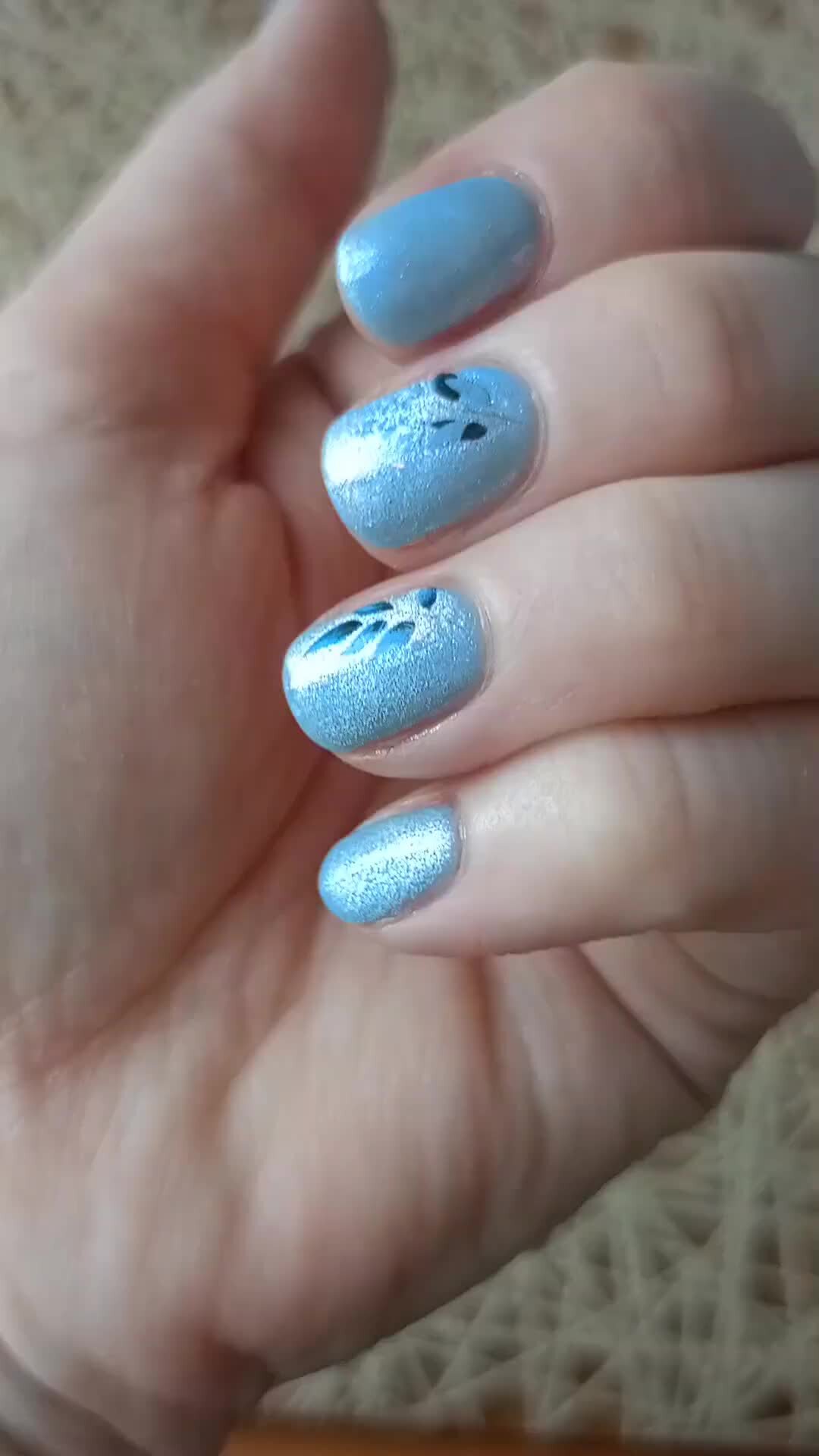 маникюр дома. ногти накрашенные обычным лаком. идеи маникюра. маникюр самой себе обычный лак. красиво накрасить ногти.