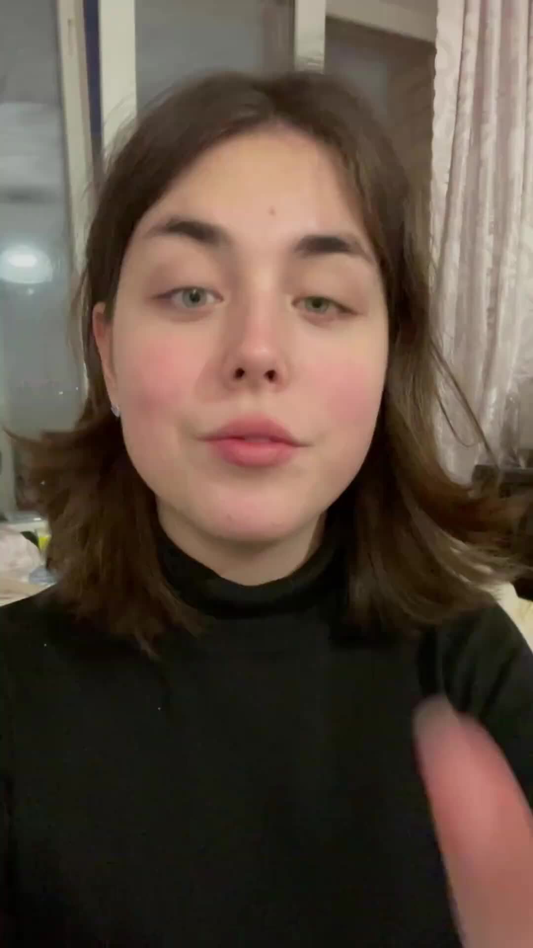 девушка пробует черный. удовольствие от пищи. фотосессия с сигаретой. красивая девушка в ресторане. девочки пробуют.