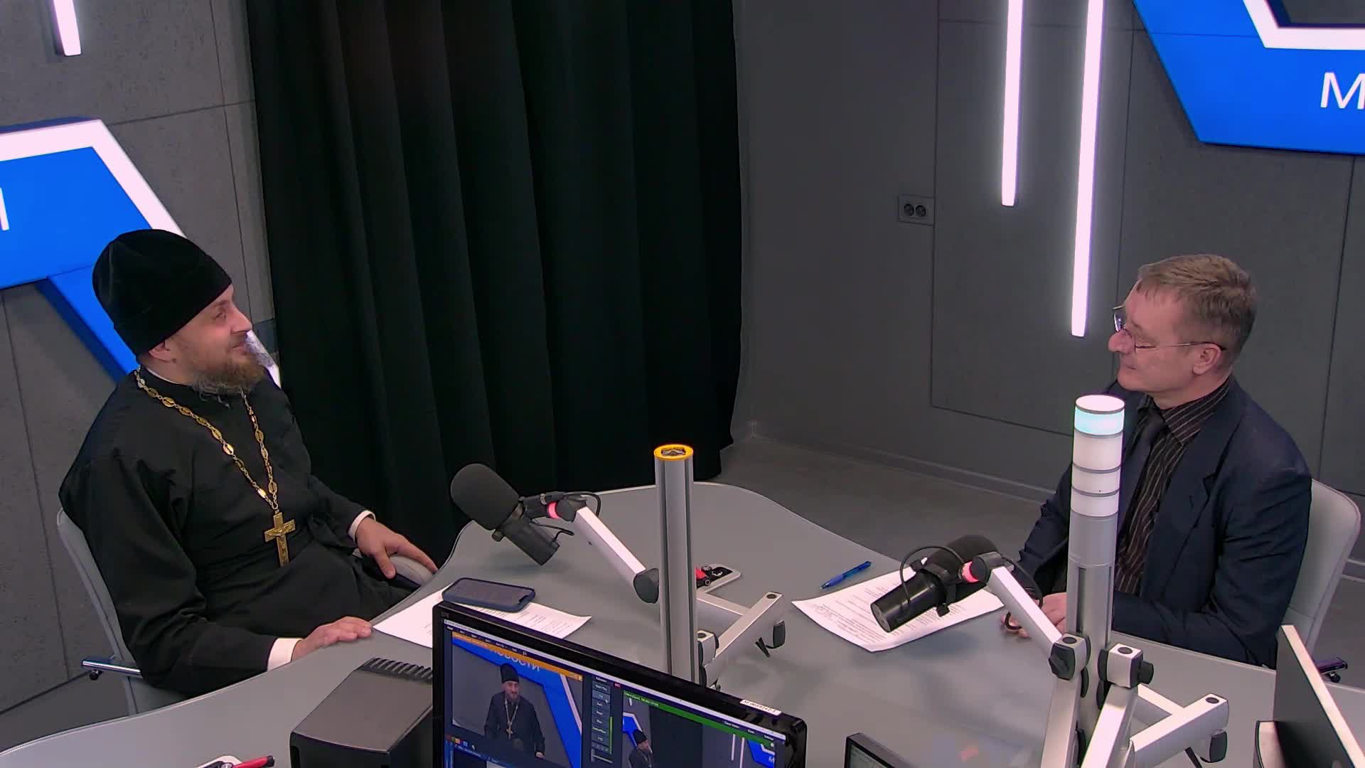 служба батюшки в церкви. священник на службе в храме. священник в алтаре. пасха храм. настоятель храма в покровском стрешнево.