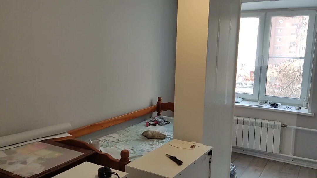 отделка жилой комнаты обоями. натяжные потолки обои. в комнате сделать ремонт обоями. в комнате сделать ремонт обоями. отделка комнаты.