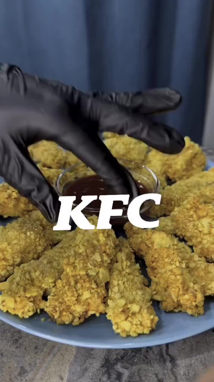 FoodRai | Стрипсы как в KFC 🔸Куриное филе 300-400 гр 🔸Яйца 2 шт 🔸 Панировка (у меня хлопья) 🔸Соль, паприка, итальянские травы, приправа для  курицы, мука. 🔸Соус | Дзен