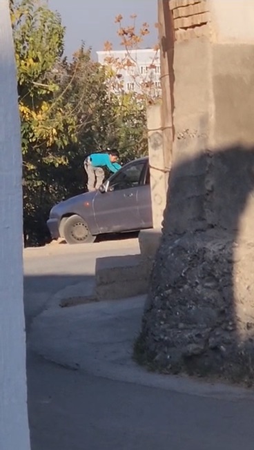 Пацаны круг видео. Михаил круг 2001 пацаны. Пацаны круг видео. Песня на английском парень поёт под гитару в микрофон. Михаил круг.