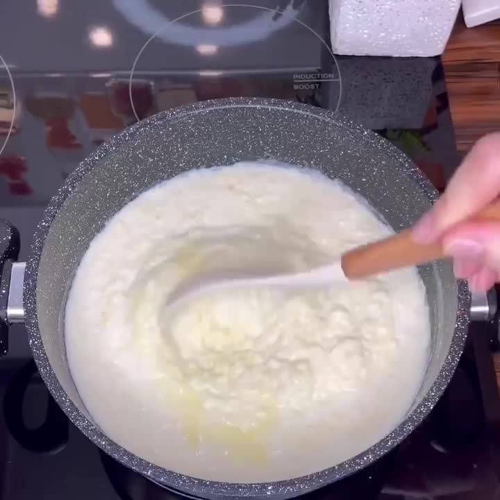 Кот мени. Мемы 16. Кусочек шоколадки. Сковородка мем. Вкусно слюнки текут.