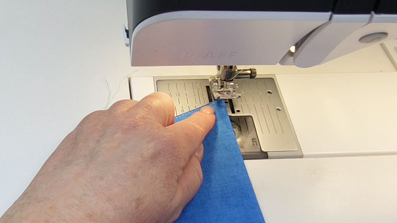 Швейная машинка пмз схема заправки. Шьет на машинке. Портативная швейная машинка ручная sm202а. Инструкция ручная китайская швейная машинка. Шв машинка brother gs2700.