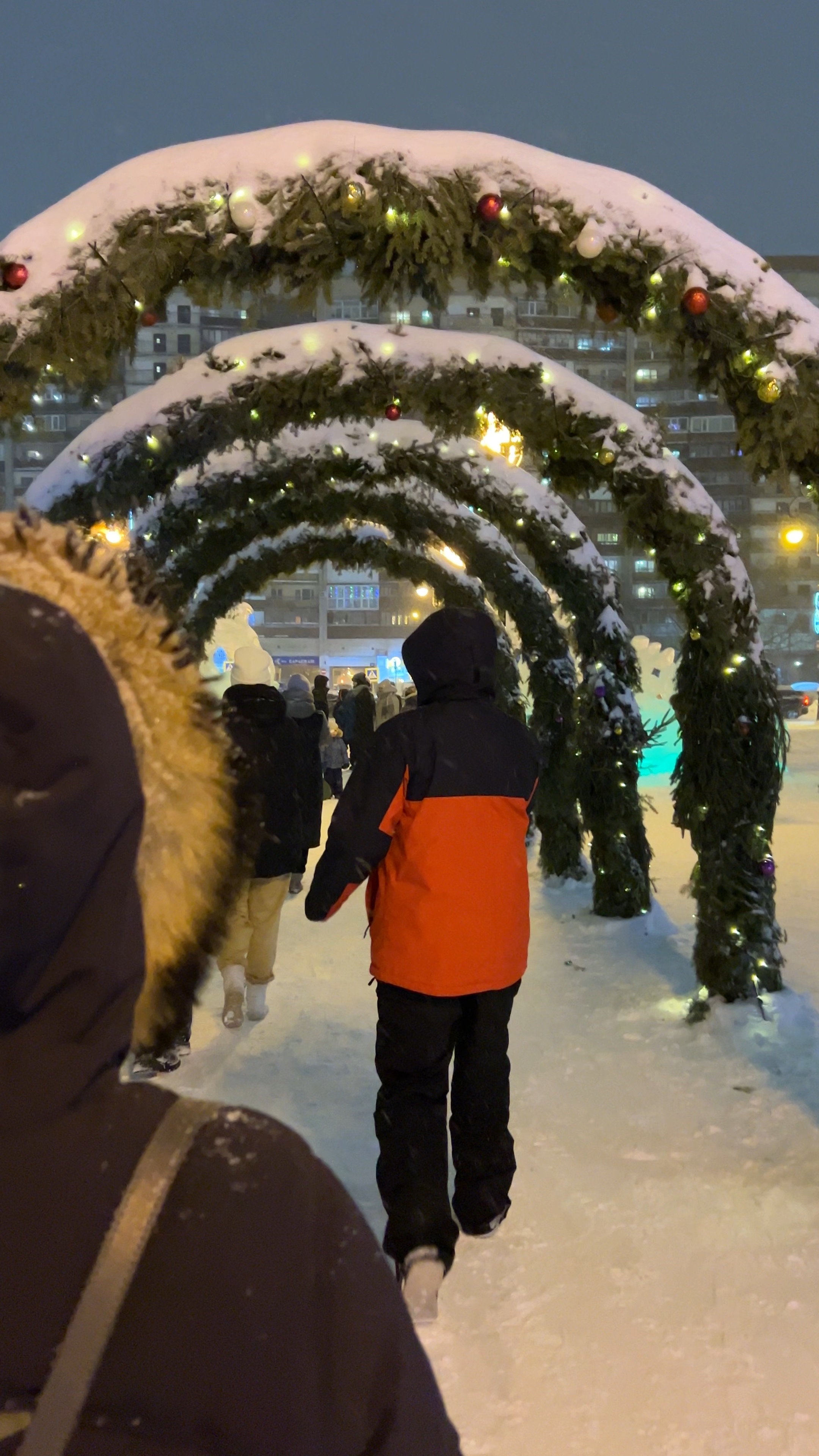 Ледяной город в тюмени 2021. Главная площадь тюмени. Елка в тюмени 2020. Новый год в тюмени. Елка у драмтеатра тюмень.