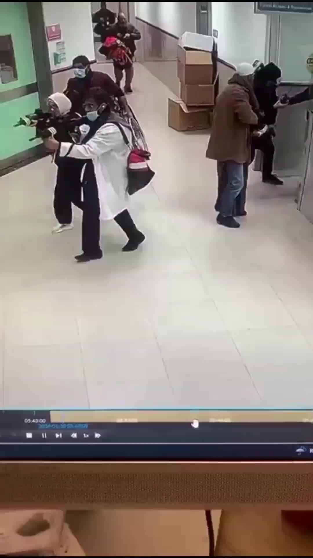 Где люди переодеваются. Примерка одежды на рынке. Женщина перед шкафом с вещами. Девушки переодеваются в магазине. Гардеробная керри кэрри брэдшоу.