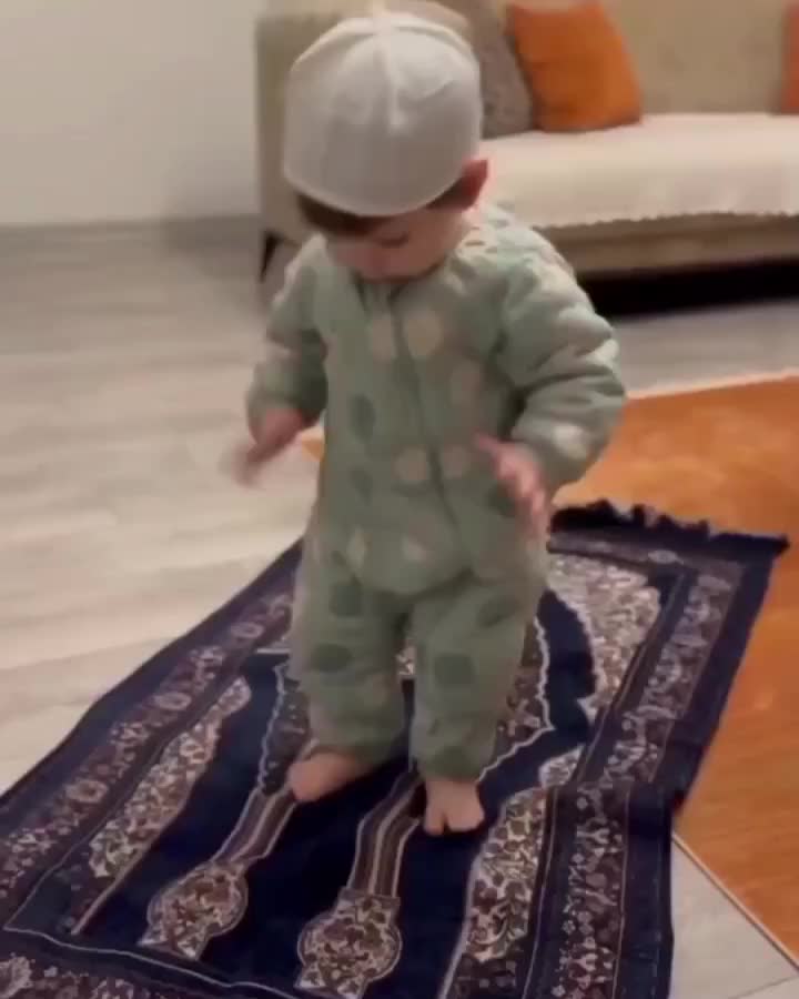 поясной поклон в намазе. молитва ислам. быстро читают намаз. люди в мечети. умма мухаммада.