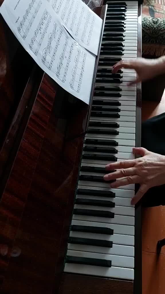 Игра на рояле. Человек за фортепиано. Пианист играет. Пианино и человек. Пианист играет.