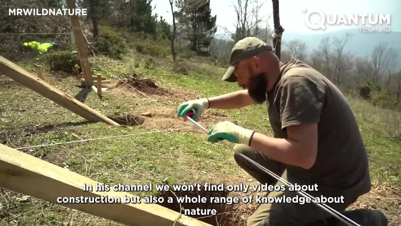 Top deck builder. Мужчина строит. Мужчина строит дом. Мужчина строит дом. Мальчик строит дом.