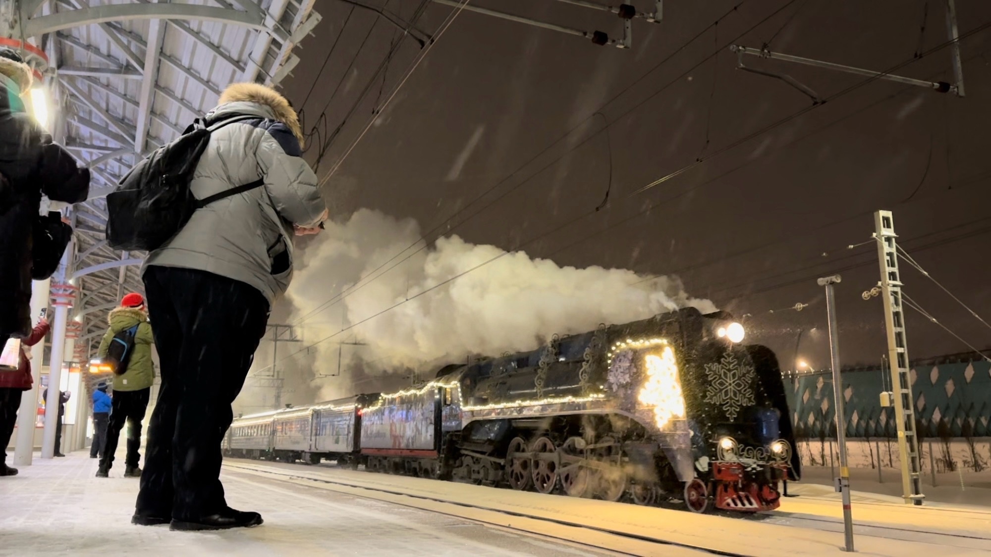 поезд деда мороза сортавала. ретро поезд великий устюг дед мороз. новогодний экспресс поезд в великий устюг. вокзал дед мороз великий устюг. новогодний поезд ржд 2021.