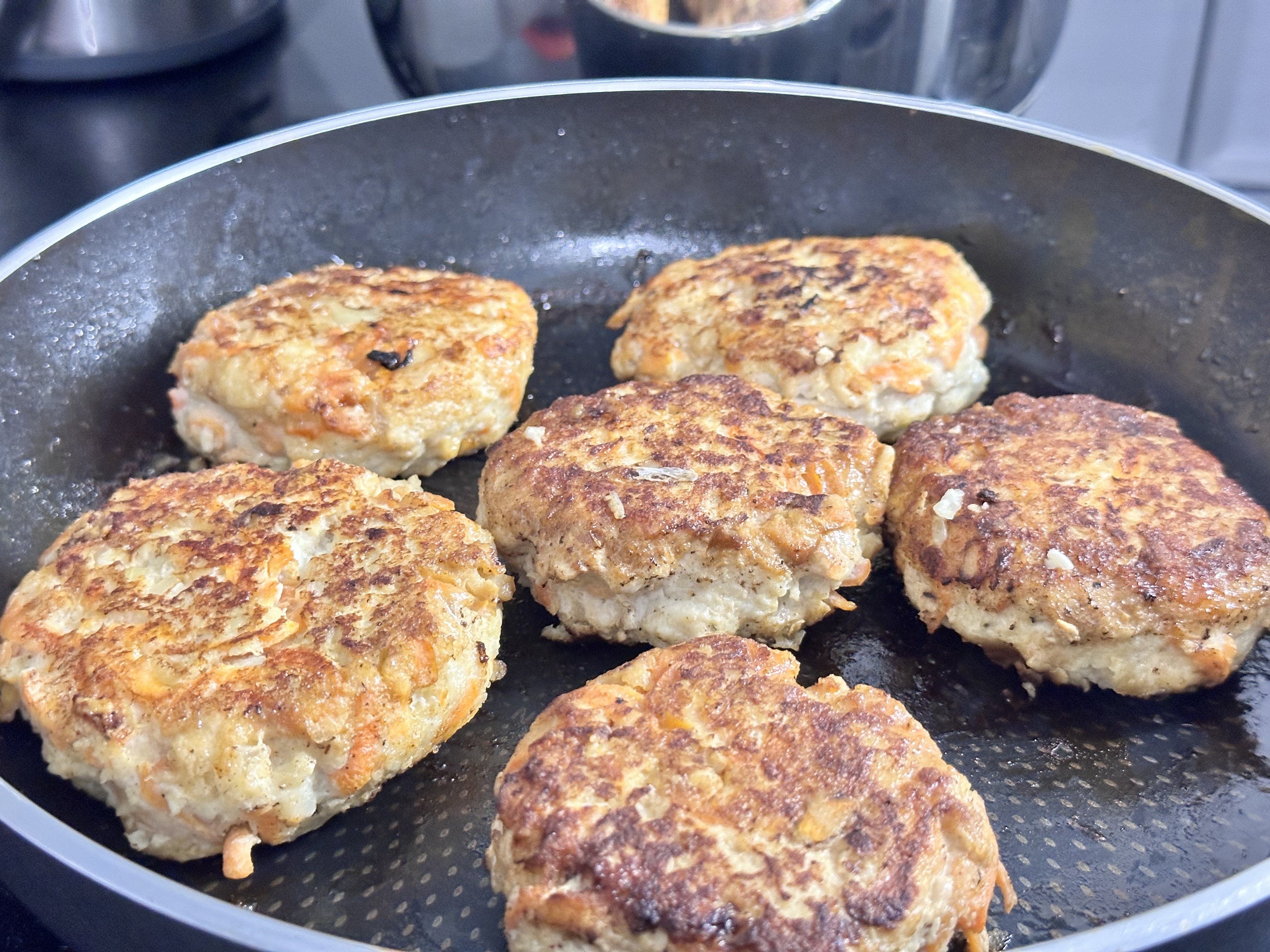 Биточки куриные в цукини. Куриные котлеты с цукини. Котлетки с цукини. Котлеты из фарша индейки и кабачков. Котлеты с кабачком и фаршем.