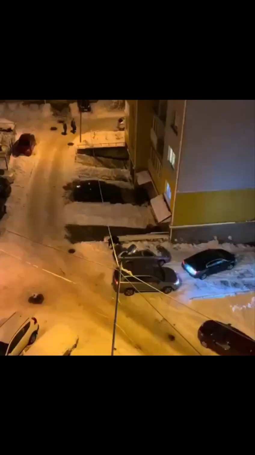 Два соседа зимой. Новогодний привет сосед. Зимняя беседка и расчищенная дорожка фото старинное. Забор от снега с крыши. Привет сосед.