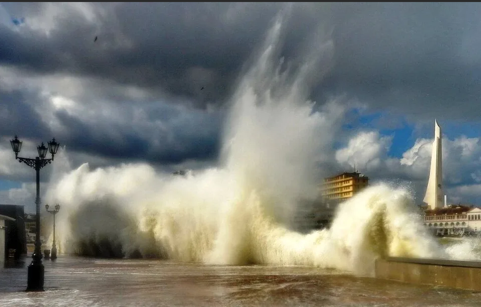 Южный циклон сериал. Циклон в крыму сейчас. Севастополь ветер. Черноморский циклон. Циклон в крыму сейчас.