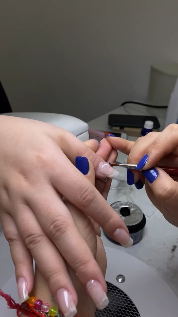 Укрепление ногтей. Маникюр с укреплением гелем. Как сделать маникюр с укреплением. Наращивание сломанного ногтя. Акрил для ногтей.