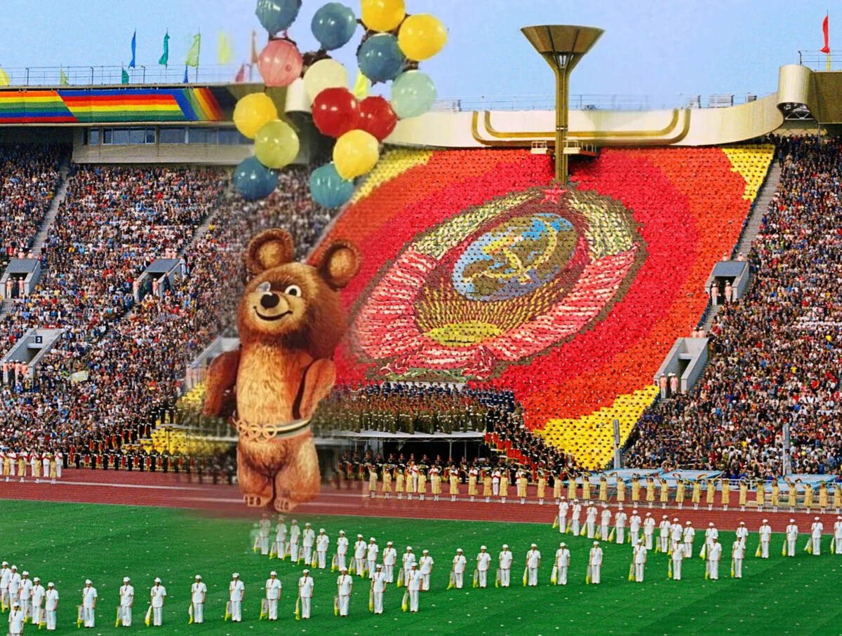 Moscow olympics. Церемония закрытия олимпиады 1980. Олимпиада 1980 года в Москве закрытие. Церемония закрытия XXII Олимпийских игр в Москве.. Церемония закрытия олимпиады 80 в Москве.