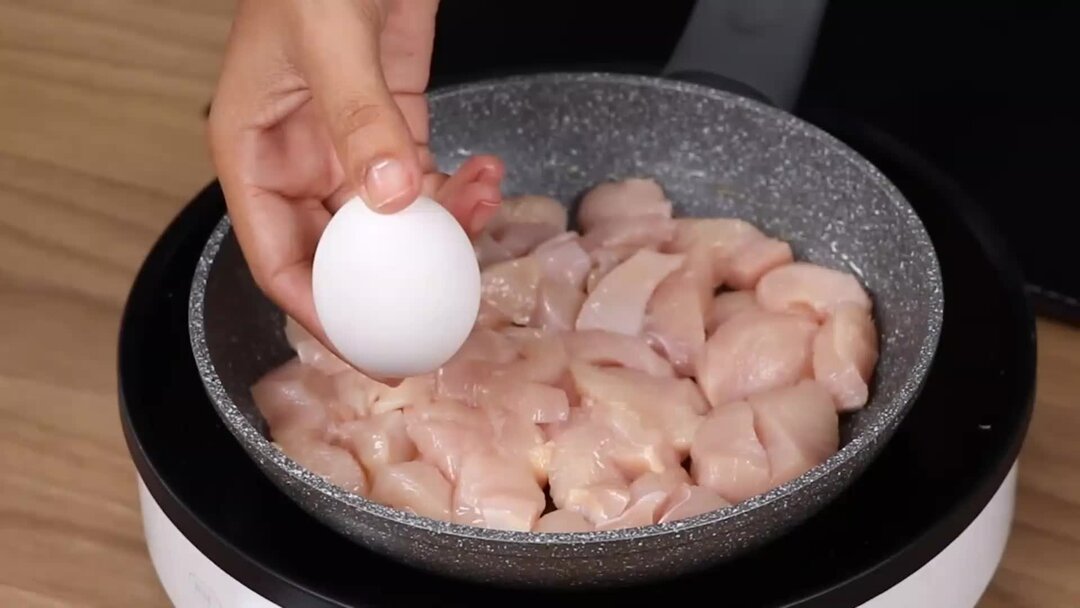 Куриная грудка в кислом молоке. Горячие блюда. Куриная грудка в духовке сочная. Куриные отбивные. Куриное филе отбивные на сковороде.