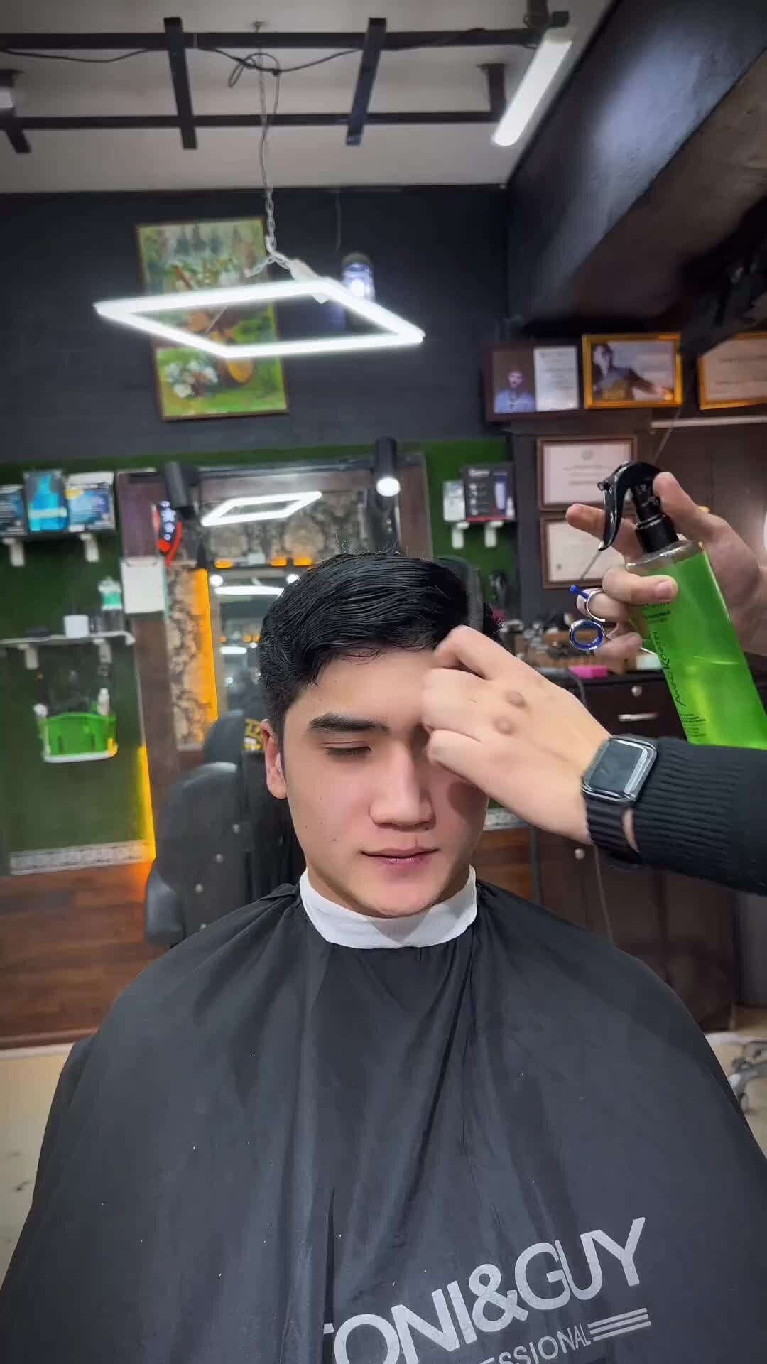 парикмахер стилист мужской. парикмахер мужской. парикмахер мужской. парикмахер барбер. барбер барбершоп.
