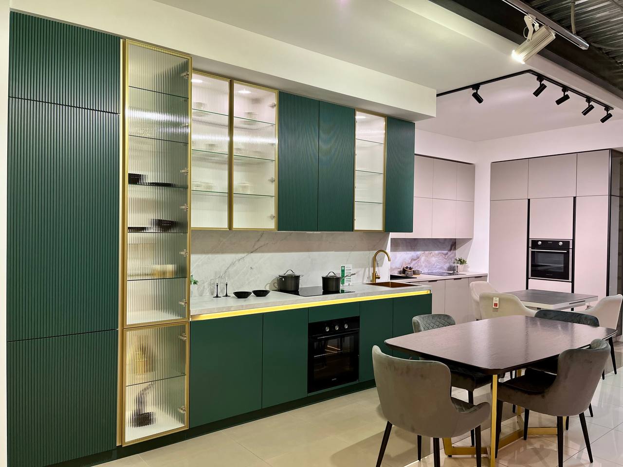 обои в интерьере кухни. кухня в цветочном стиле. кухня в коричневом цвете. архревю кухни неоклассика. кухня зебрано в интерьере.