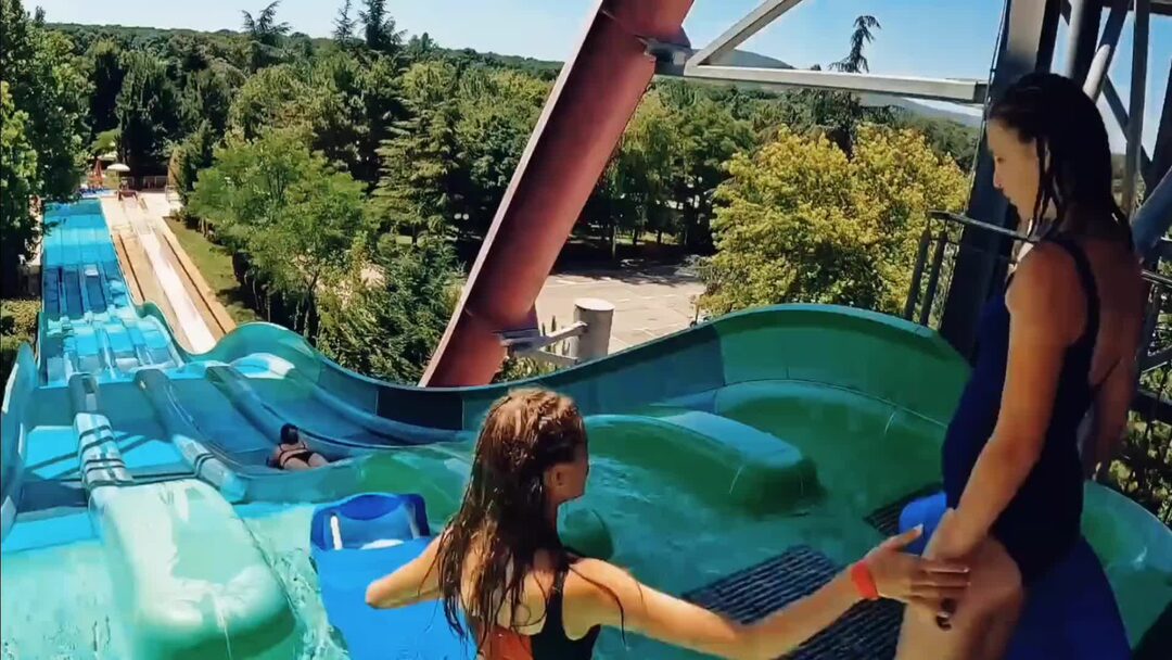 Девушки в аквапарке. Девочки в аквапарке. Женщины в аквапарке. Девушки в аквапарке. Девушки в ква квапарке.