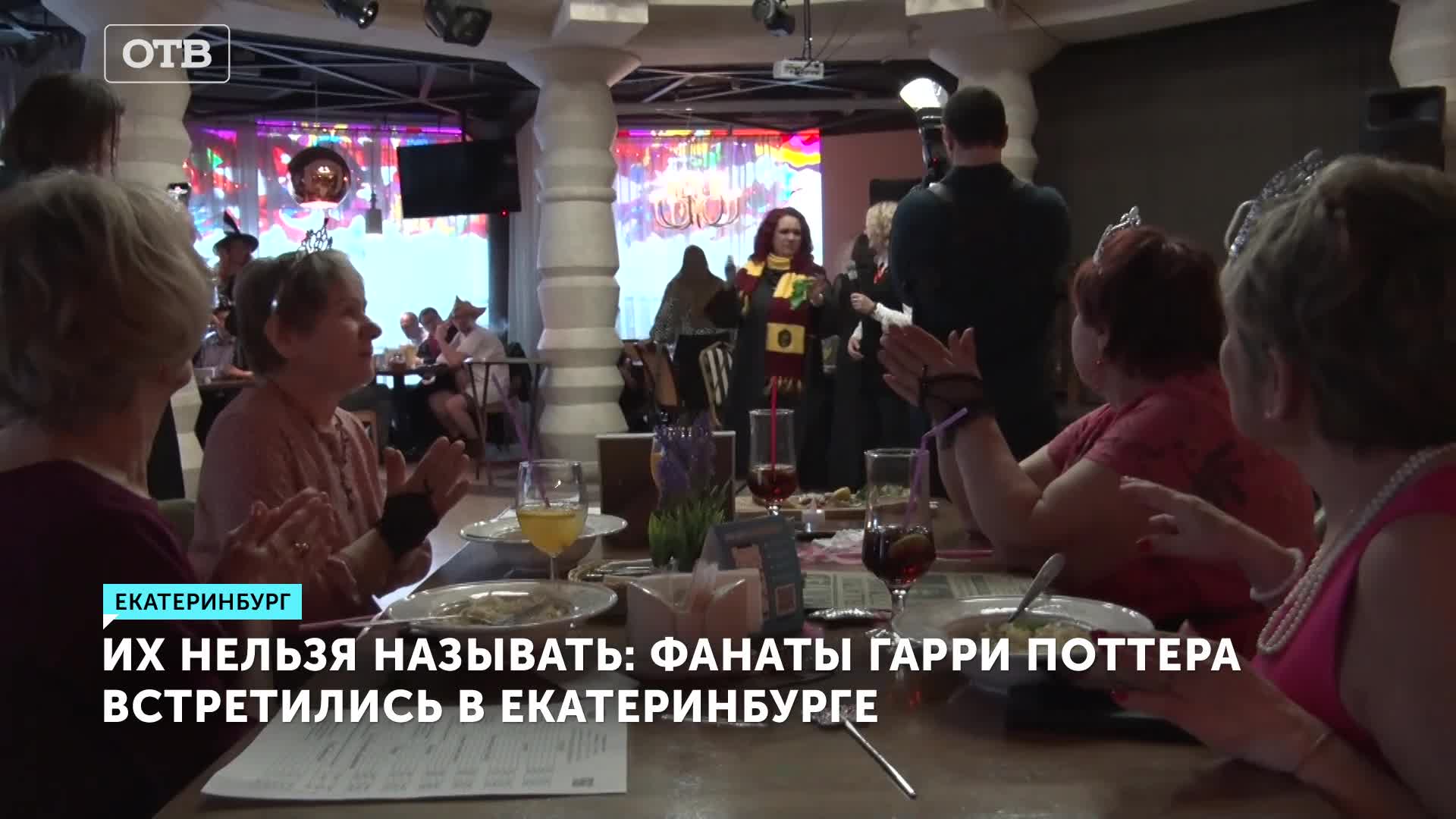 Добби может идти на вечеринку. Хозяин отдал добби носок. Гарри поттер добби свободен. Гарри поттер хозяин добби. Добби может идти на вечеринку.