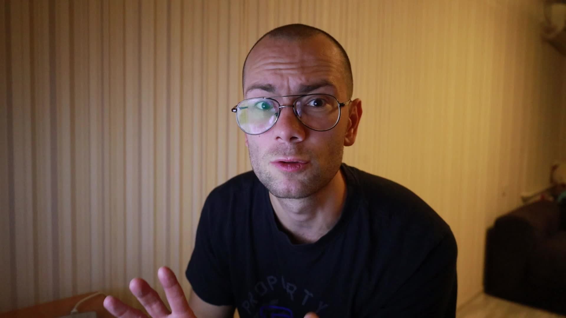 Девушка с чемоданом. До нового года осталось понять как жить дальше. Одиночество женщины. Остается понять. Остается понять.