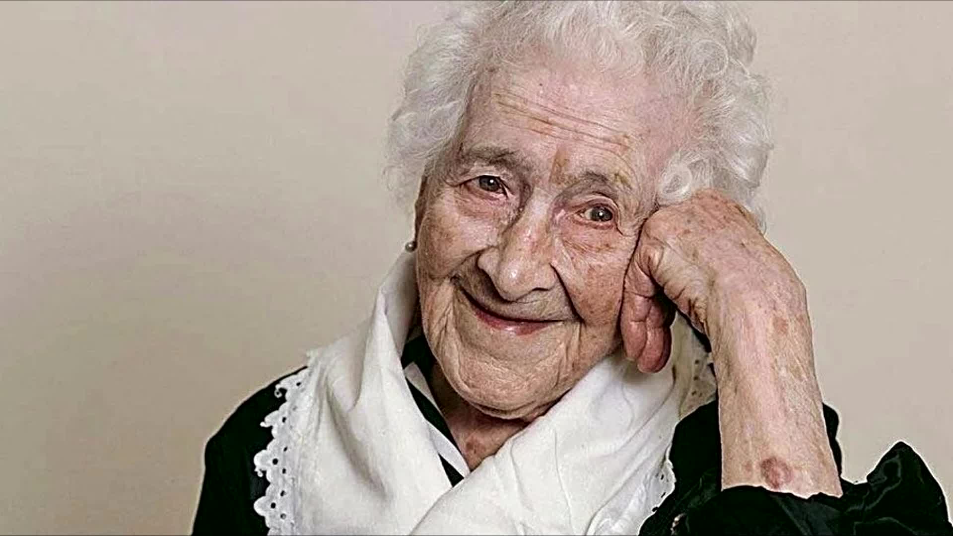 Жизнь до ста лет. Жанна луиза кальман из франции. Фотографии долгожителей. Жизнь до ста лет. Старушка с тортиком.