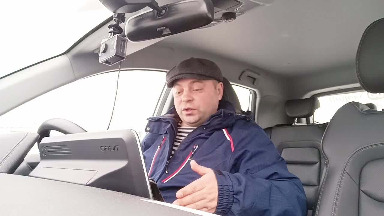 Женщина работает 24/7. Девушка с кучей бумаг. Работать на полную. Тайм-менеджмент. Усталость за компьютером.