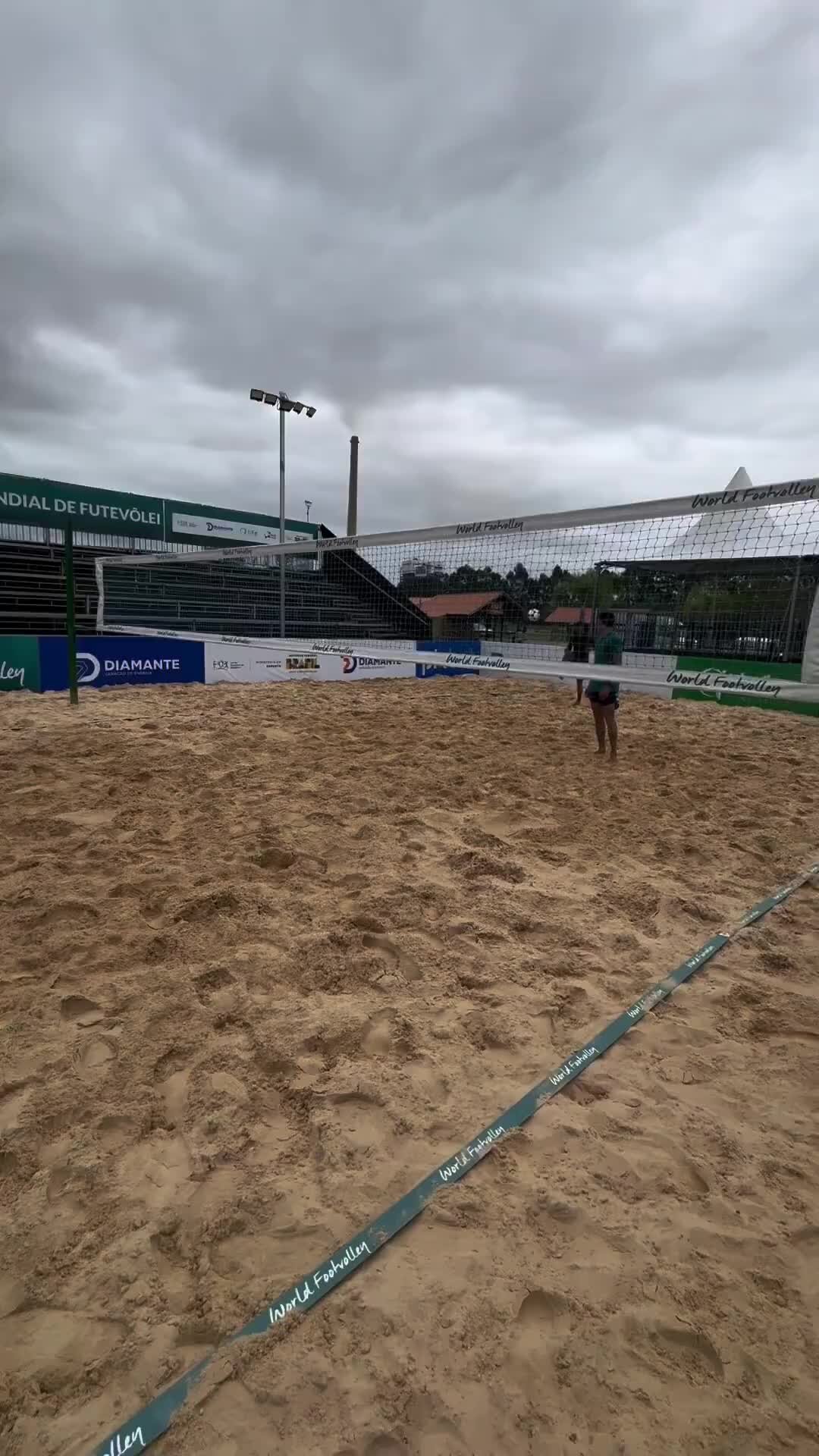 Спорт-Экспресс | 🏐 Удар скорпиона в пляжном волейболе 🦂 Бразильский  спортсмен мощно пробил по мячу пяткой в прыжке | Дзен