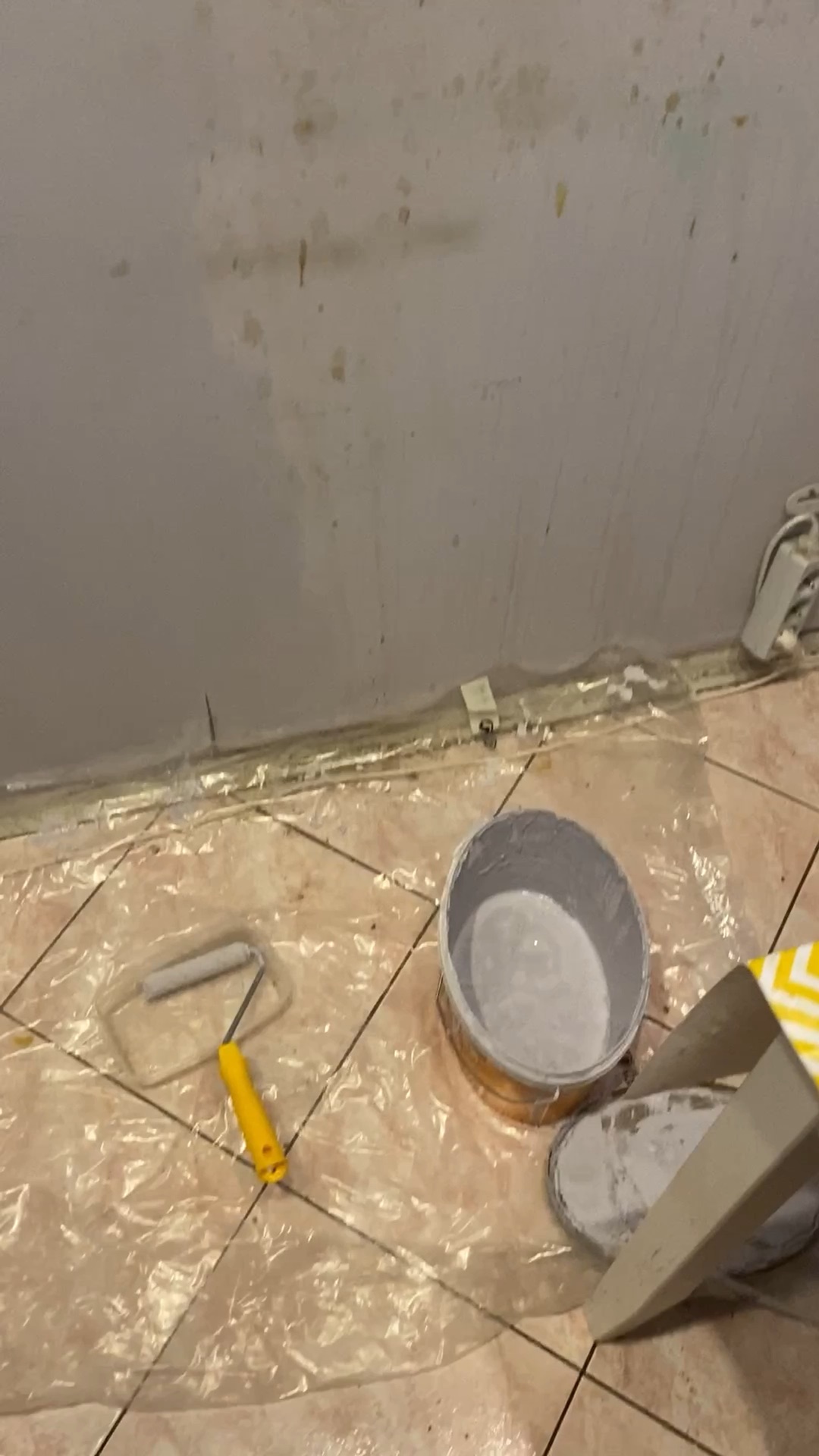 Валик для стеклообоев. Можно ли клеить на окрашенные стены. Поклейка обоев покраска стен. Поклейка флизелиновых обоев под покраску. Валики с рисунком для покраски стен водоэмульсионной краской.