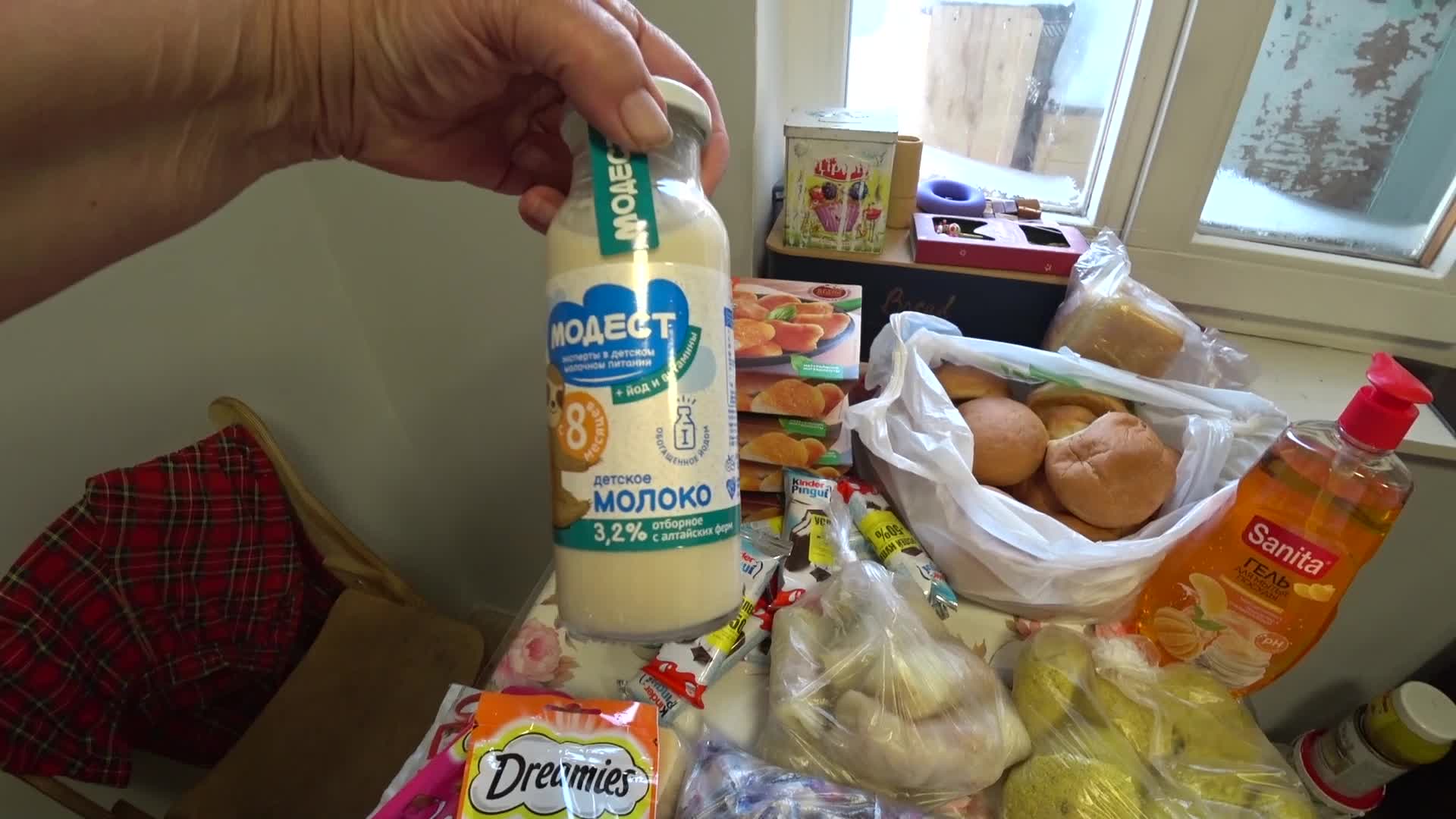 что делать если не хочешь готовить. усталая женщина на кухне. хозяйка у плиты. что делать если не хочешь готовить. юмор про кулинарию.