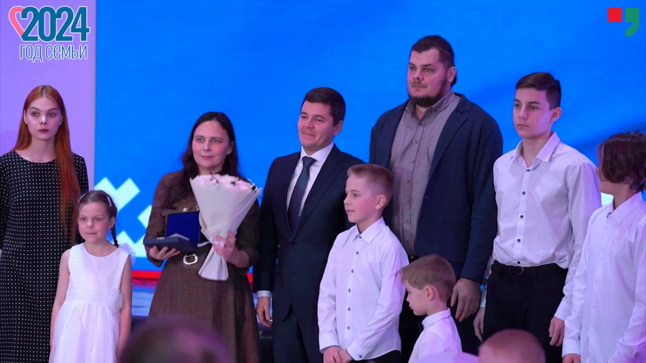 Большая семья много детей. Семья 9 детей. Много детей в семье. Многодетная мама. Счастливая семья с подростком.