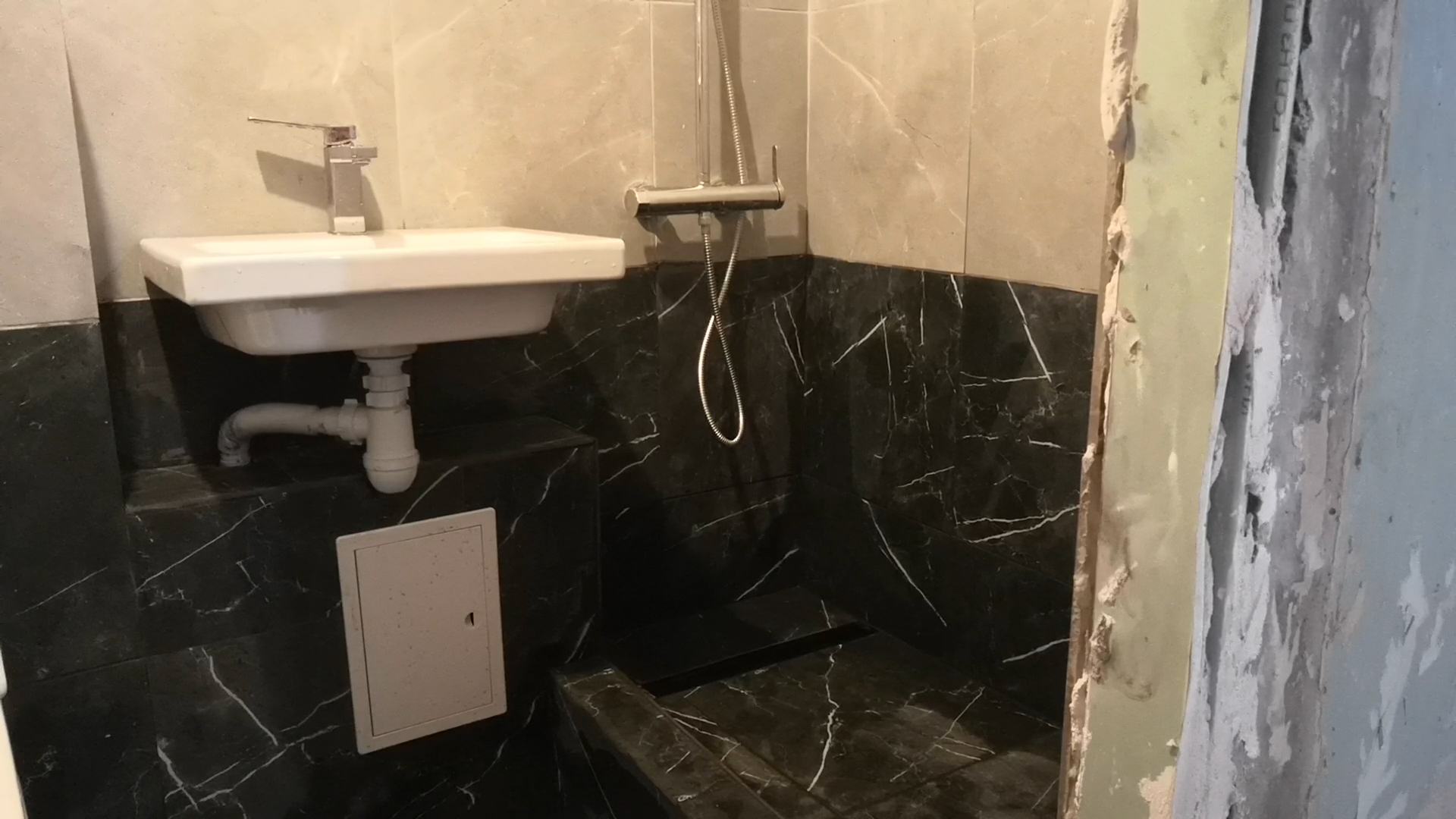 Каркас под панели пвх ванной. Как сделать в ванной комнате видео. Потолок в ванной. Как сделать в ванной комнате видео. Монтаж металлической ванны.