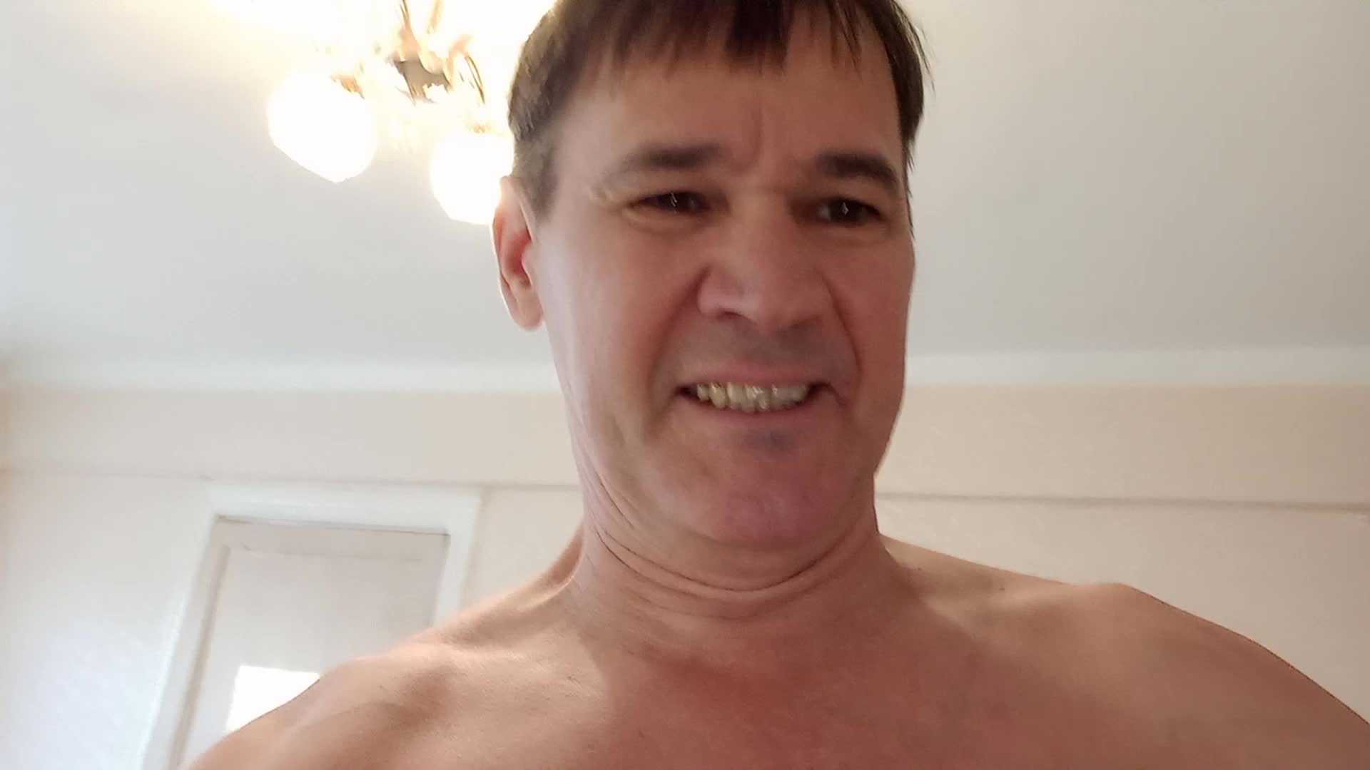 зеркальная внешность. отзеркаливание лица. реальная внешность. люди с разной внешностью. почему в разных зеркалах выглядишь по разному.