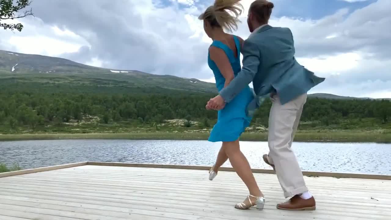 Нина большакова манекенщица. Нонна суханова певица. Песня эй моряк. Эй моряк ты слишком долго плавал текст. Песенка о морском дьяволе ноты для фортепиано.