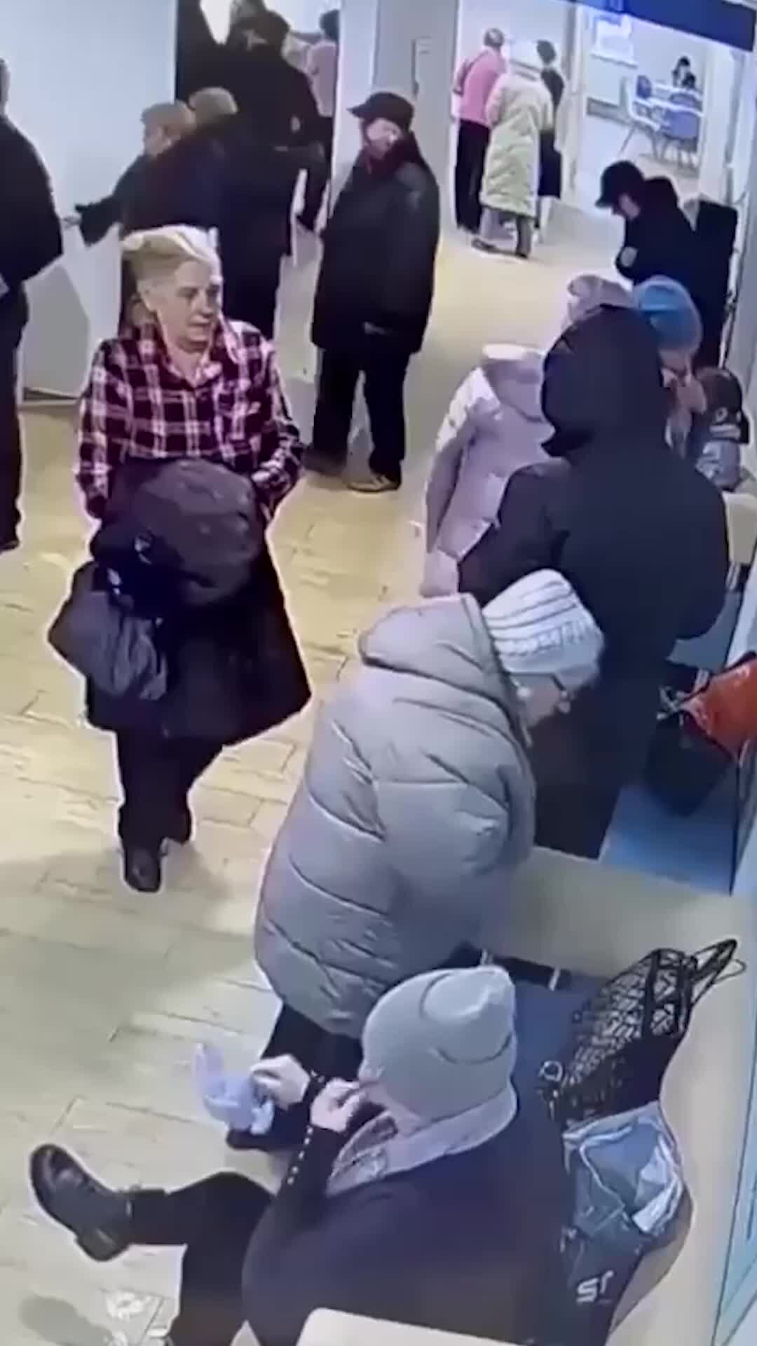 Очередь в администрации. Очередь видео. Очередь. Очередь из людей. Старт продаж смартфона.