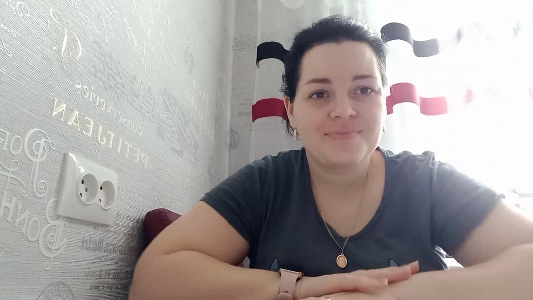 Перед деепричастием ставится зарчиая. Предложение в котором правильно поставлены знаки препинания. Месяц золотясь спускался к степи обособленные обстоятельства. Деепричастия не выделяются запятыми. Деепричастный оборот запятые.