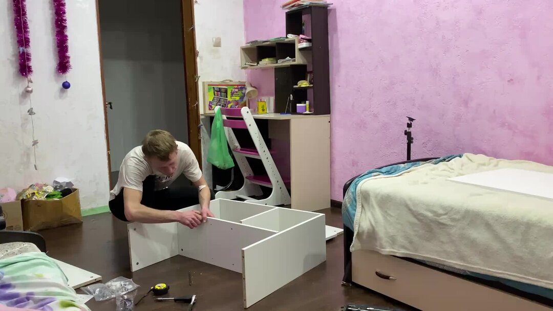 В маминой спальне. Жильё женщине с ребенком. Девушка заходит в дверь. Lego friends 41433 яхта для вечеринок. Мамаша в комнате.