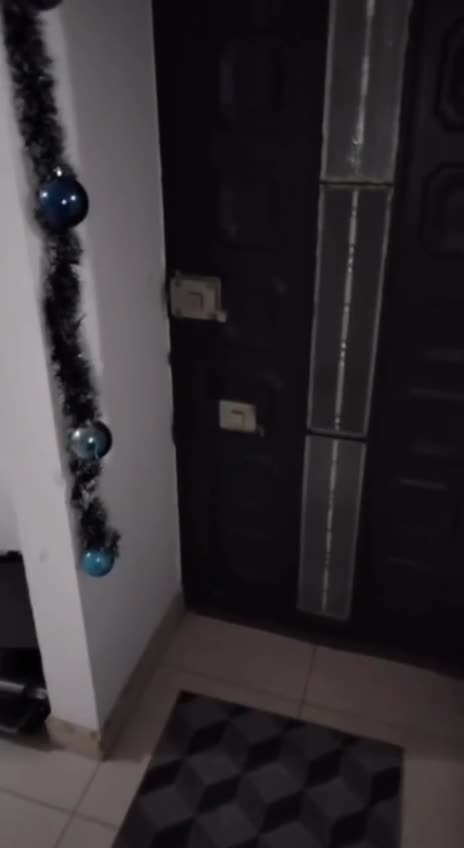 Громче дверь. Громче дверь. Громче дверь. Громче дверь. Хлопают межкомнатные двери.