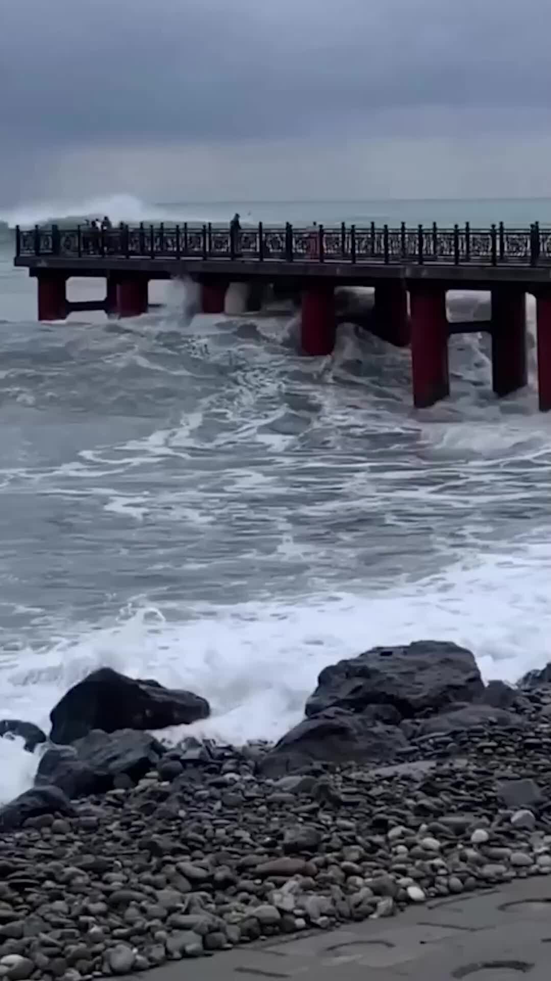 Девушку смыло в море во время шторма. Сочи пляж. После шторма выходит солнце.