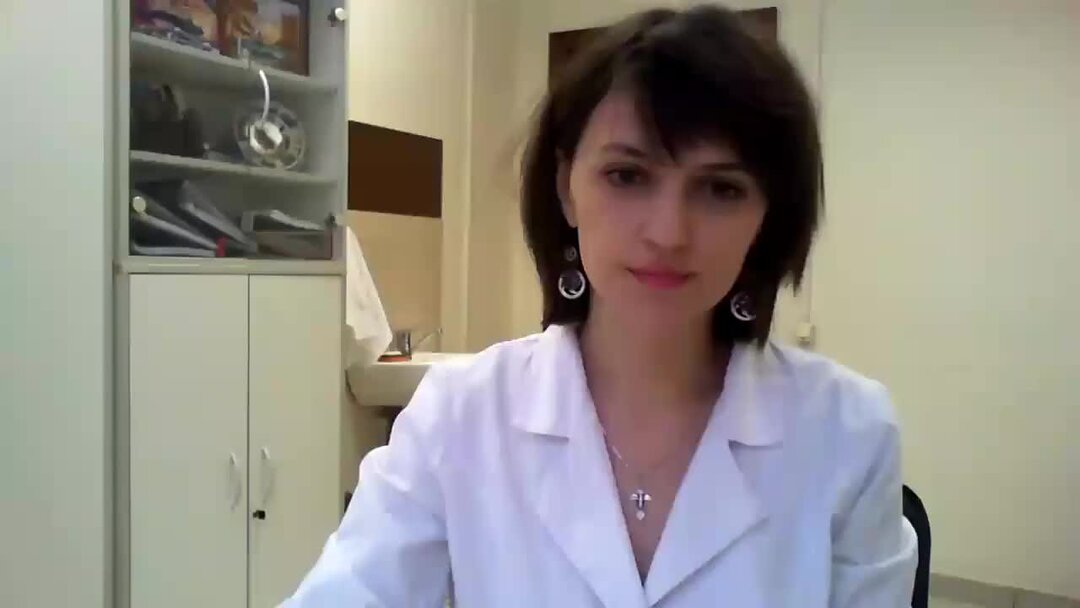 Больные в коридоре больницы. Койки в коридоре больницы. Коронавирус в новосибирске. Пациенты в коридоре больницы. Увозят больного коронавирусом.