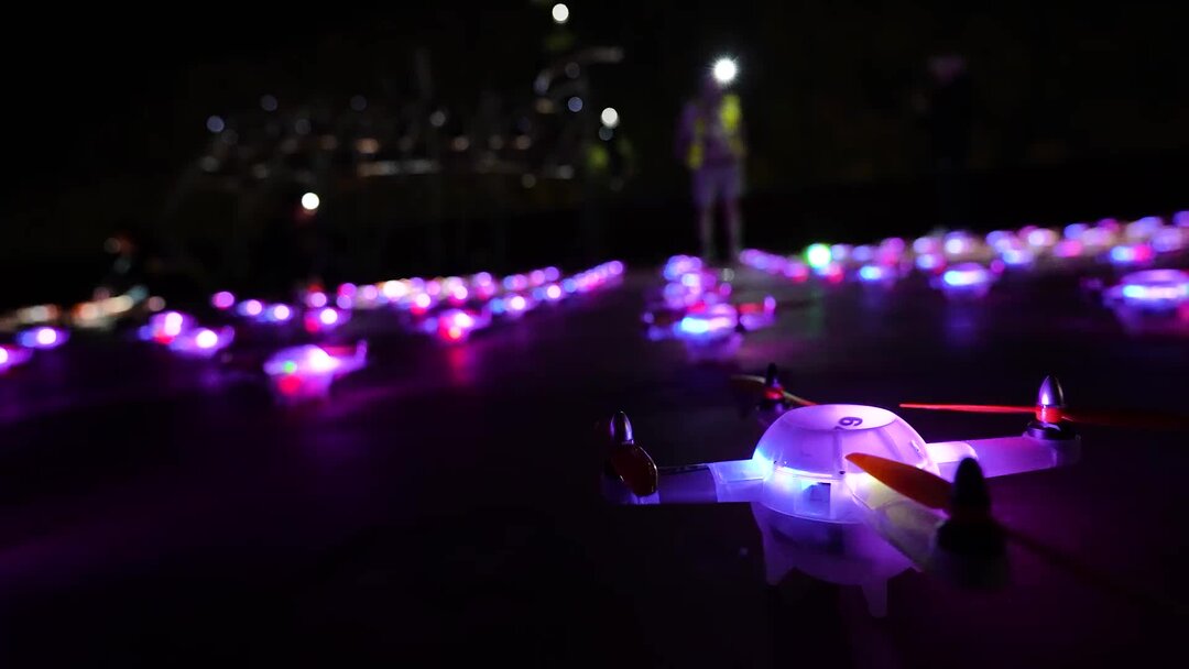 светящиеся вещи. бутылки с неоновой подсветкой. кроссовки светящиеся в темноте. светящаяся банка. светящиеся баночки.