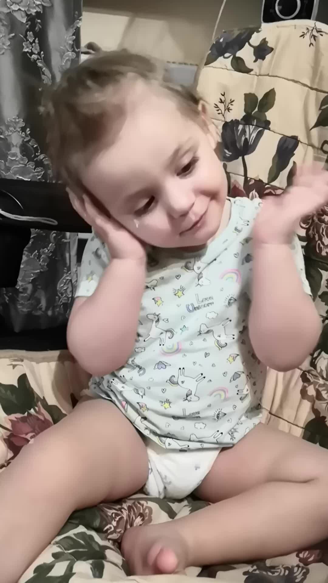 Как включить микрофон у алисы на компьютере. Умная колонка elari с алисой. Яндекс станция 2 - умная колонка с алисой. Кто такая алиса в яндексе. Алиса где находится микрофон.