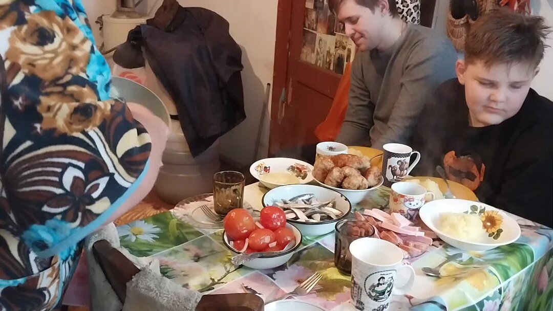 Внуки в деревне. Бабушка с внуками в деревне. Бабушка у окна в деревне. Бабушка с внуками в деревне. Внучки отправились навестить бабушку в деревне.