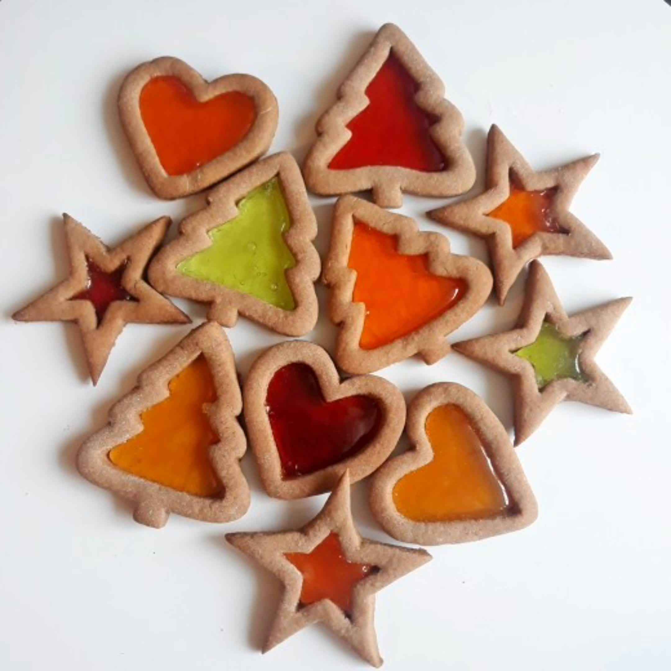 имбирные пряники с карамелью. витражное печенье. печенье с леденцовыми окошками. печенье с карамелью. печенье с карамельным окошком.