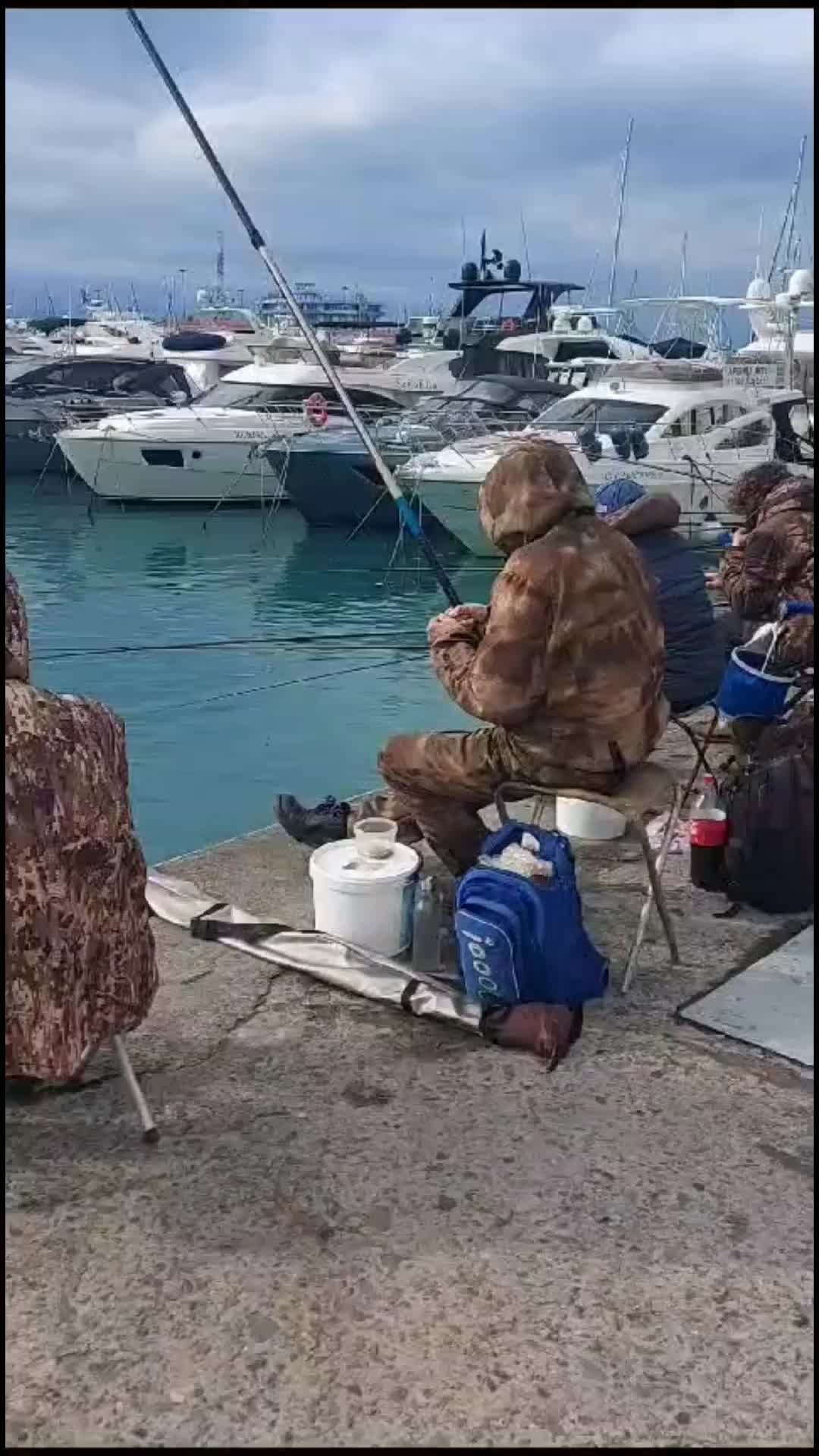 Какую рыбу ловят в сочи. Рыба с рыбалки сочи. Барабуля черноморская сочи. Ловля морского окуня в черном море с берега в сочи. Рыбалка в адлере на море.