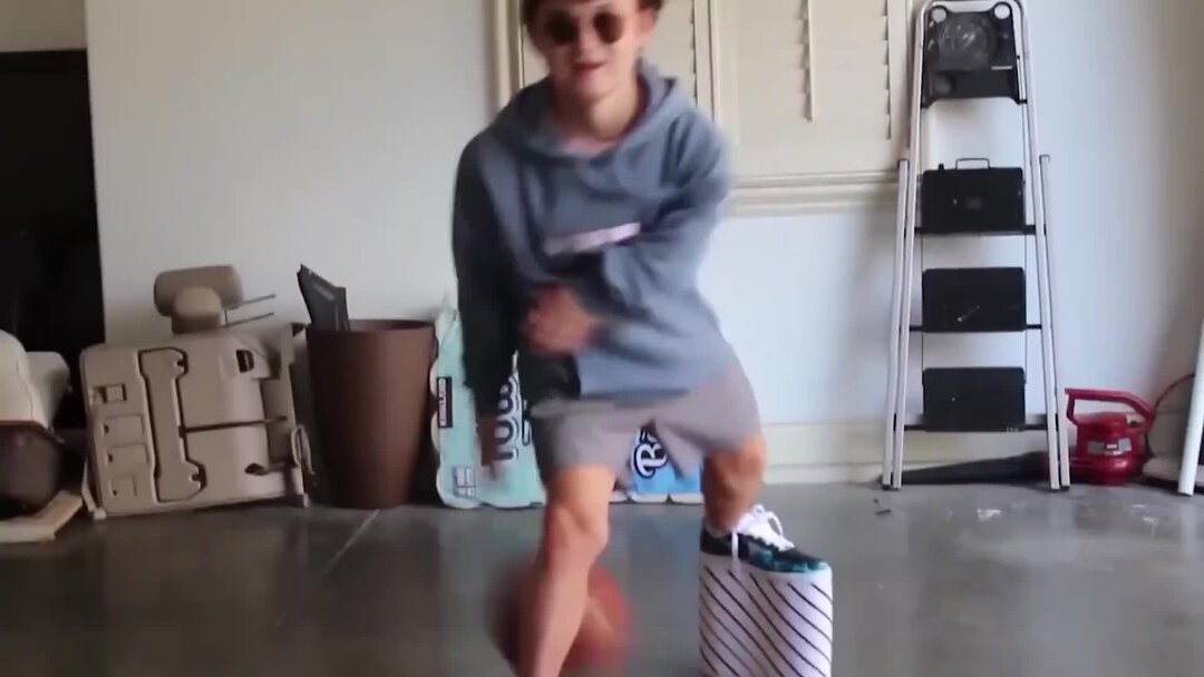 видео брошенных людей. вид брошенного человека. парень грустит. грустная собака на улице. брошенный человек.