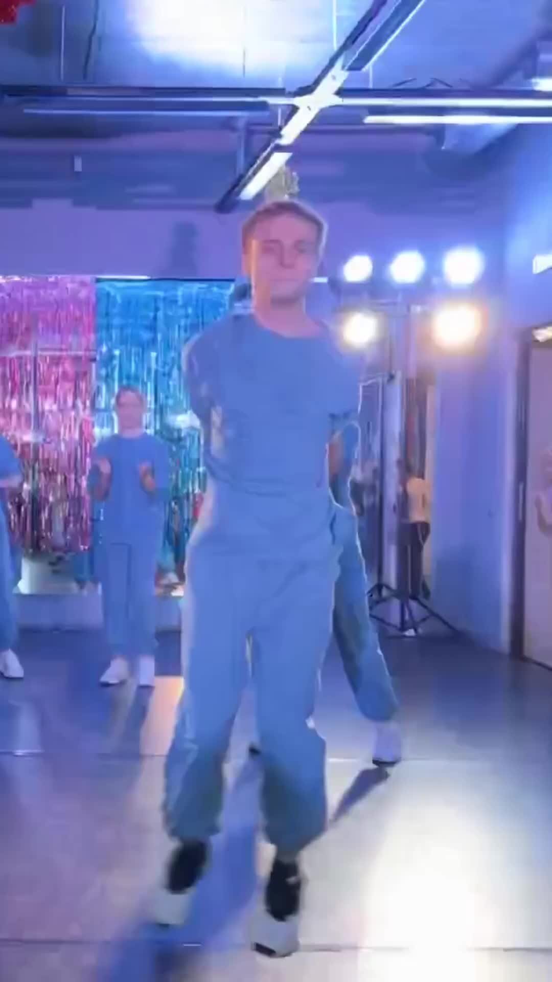 Неоновый танцор. Мальчик танцует шафл. Шафл танец. Парень классно танцует. Свен оттен танец.